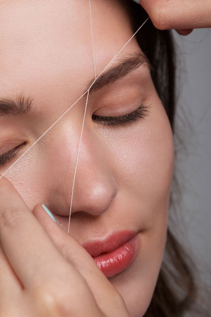 Threading und Tint Augenbrauen Färben und Zupfen